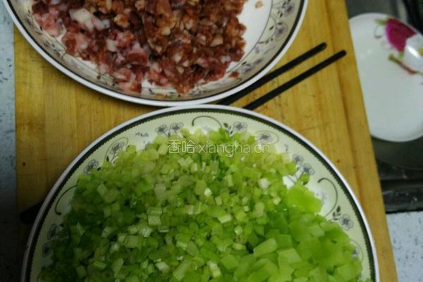 芹菜香肠的做法图解1