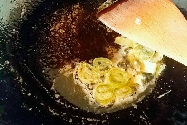 炒芹菜丁的做法图解3
