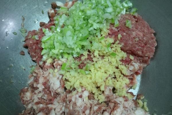 牛肉香芹饺子的做法图解3
