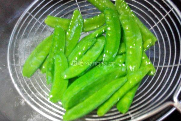 荷兰豆炒腊肉的做法图解5