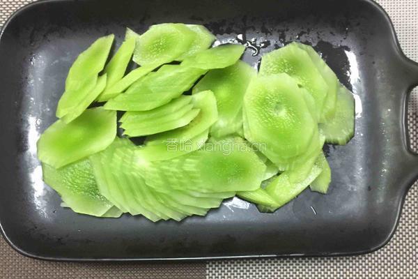 粉肠炒莴笋的做法图解1