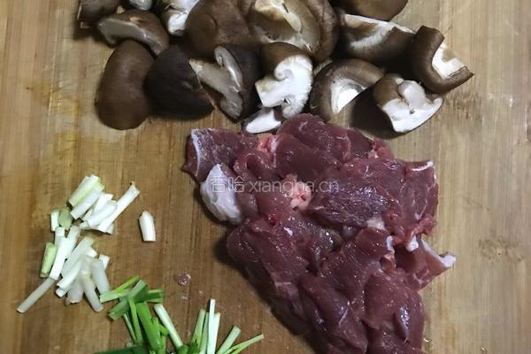 猪肉炒香菇的做法图解1
