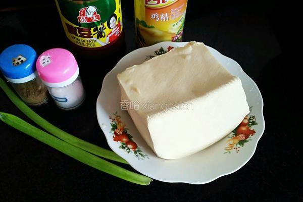 酱汁泼豆腐的做法图解1