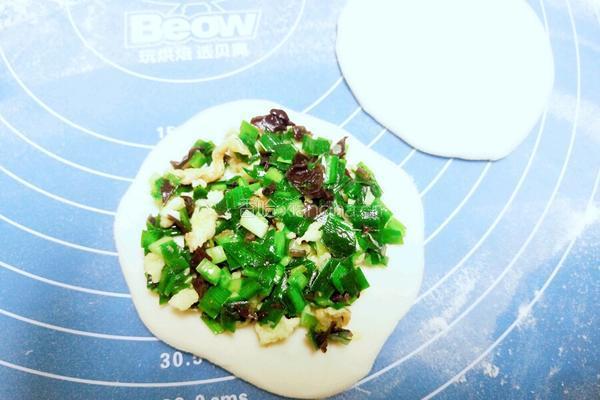韭菜鸡蛋菜盒的做法图解9