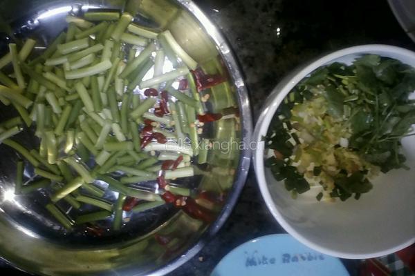 蒜香鲜嫩蚕豆的做法图解1