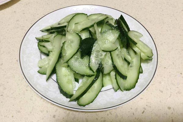 黄瓜炒肉的做法图解2