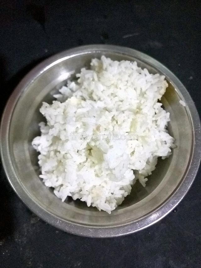 准备一碗米饭，我用的是今天中午煲的饭