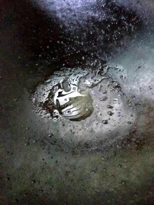 锅里倒入油预热