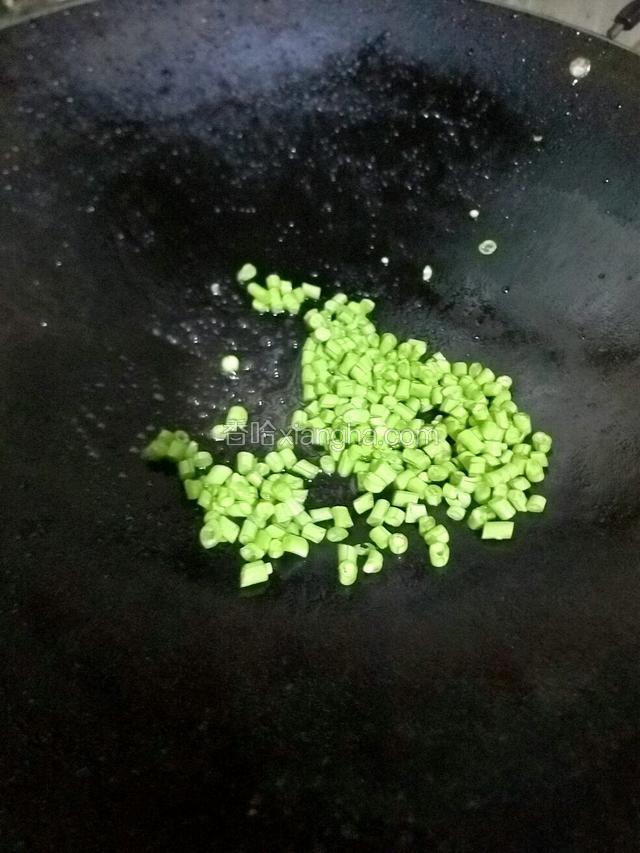 倒入豆角粒翻炒