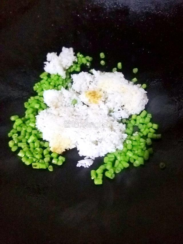 倒入米饭和少许水继续翻炒