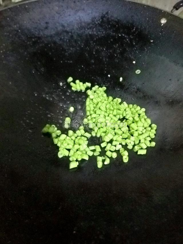 加少许盐继续翻炒五分钟左右