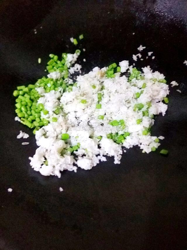 将米饭压扁，让豆角和米粒混合