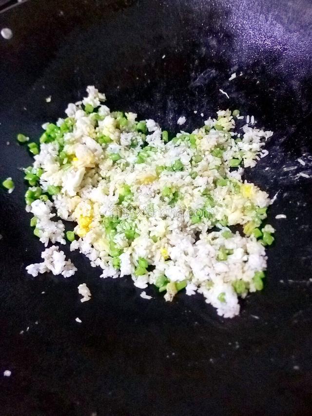 鸡蛋熟了就可以了，香喷喷的豆角鸡蛋炒饭！