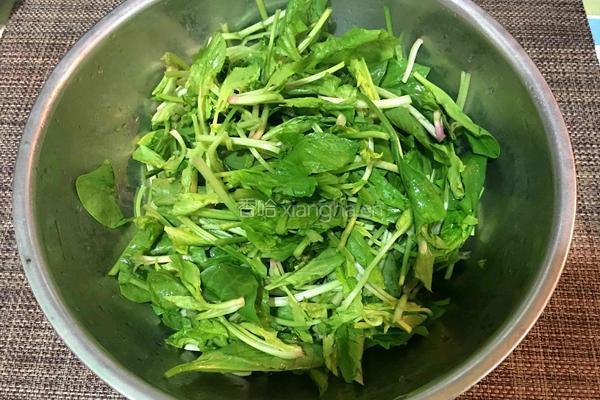 凉拌菠菜花生米的做法图解3
