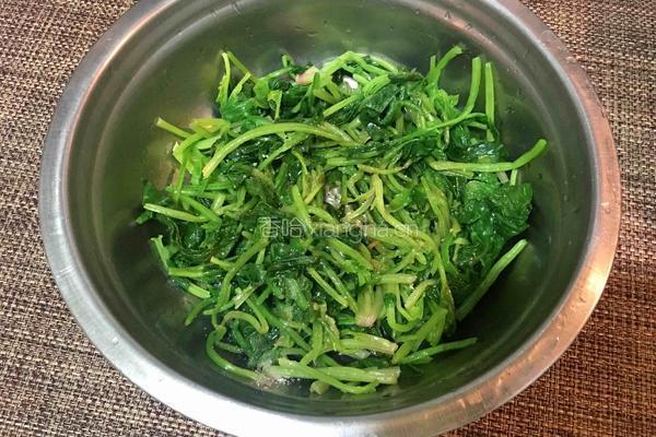 凉拌菠菜花生米的做法图解4