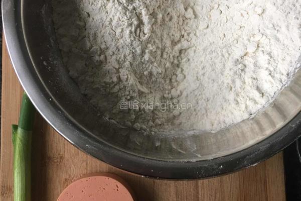 火腿香葱饼的做法图解1