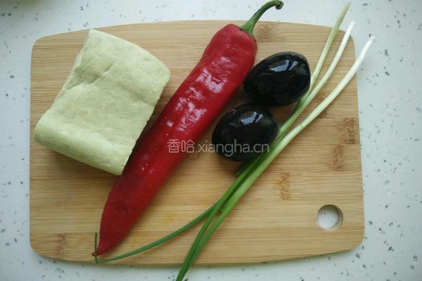 皮蛋拌豆腐的做法图解1