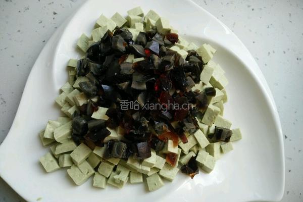 皮蛋拌豆腐的做法图解3