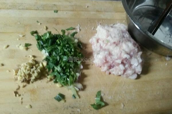三鲜锅贴的做法图解1