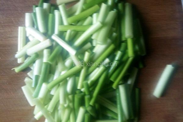蒜苔炒腊肉的做法图解1