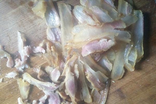蒜苔炒腊肉的做法图解2