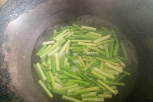 蒜苔炒腊肉的做法图解3