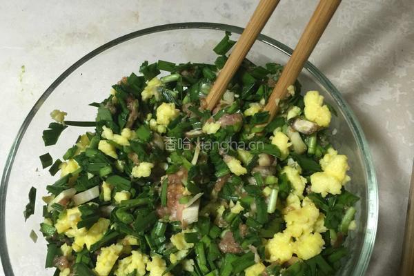 韭菜鸡蛋香菇鲜肉盒子的做法图解2