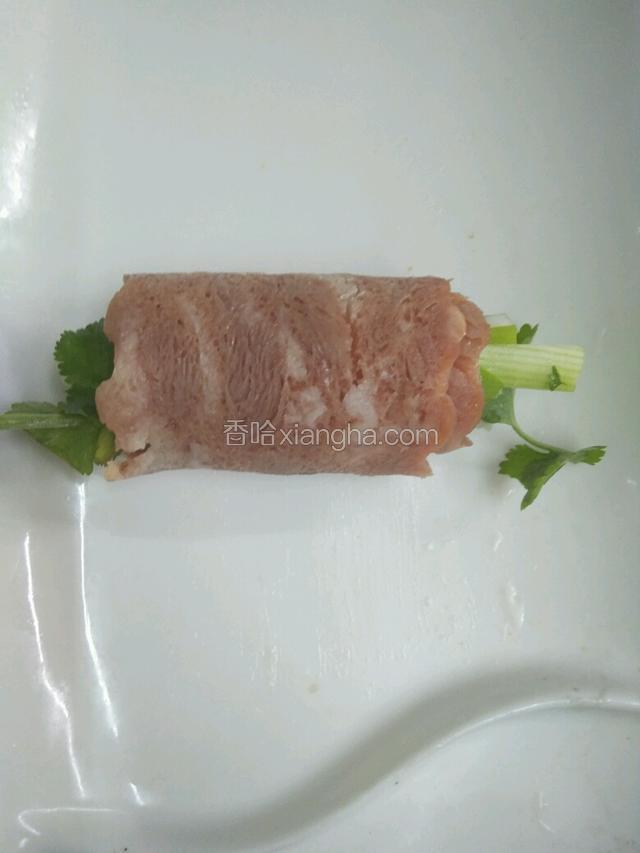 培根肉包住青菜紧紧卷起。