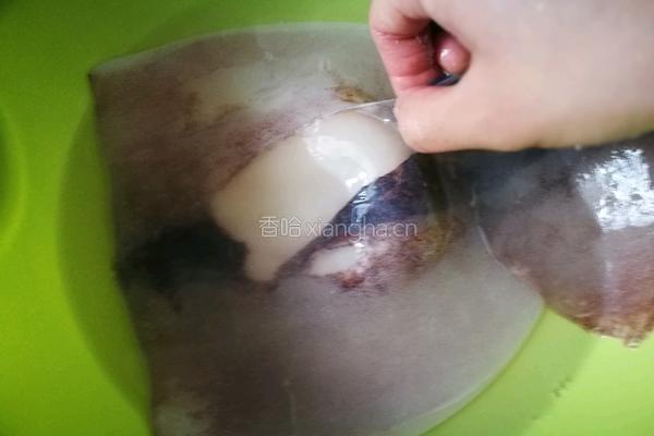 「Cathy边吃边营养」鱿鱼清炒蒜黄的做法图解2