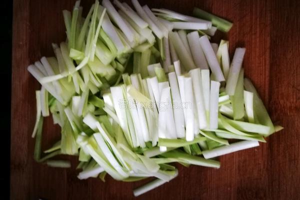 「Cathy边吃边营养」鱿鱼清炒蒜黄的做法图解10