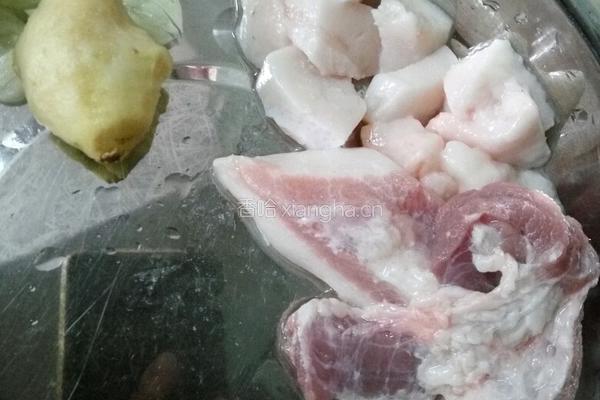 草菇炒肉的做法图解1