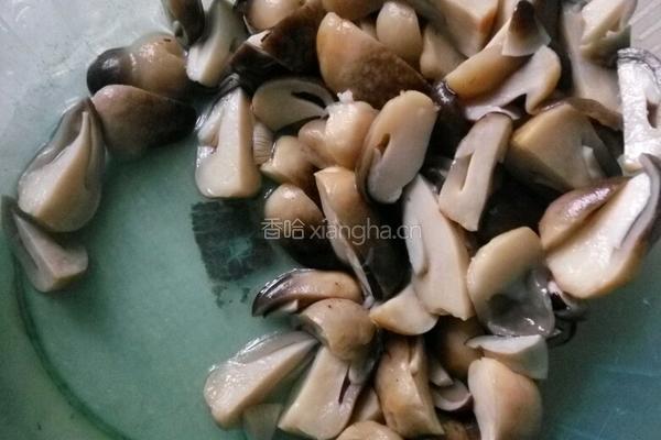 草菇炒肉的做法图解5