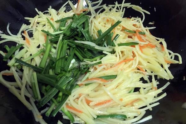 土豆丝炒韭菜的做法图解4