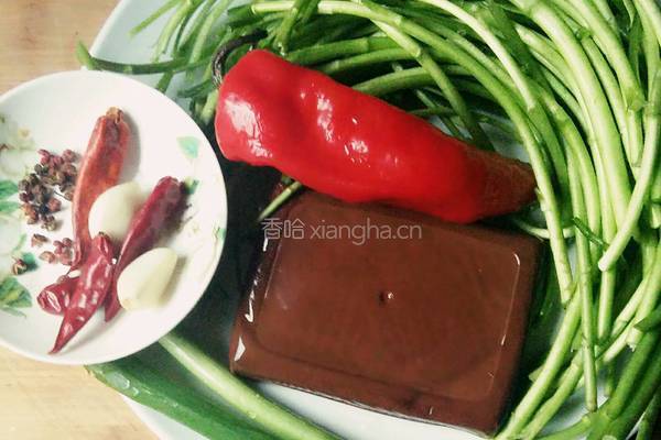 茼蒿杆炒香干的做法图解1