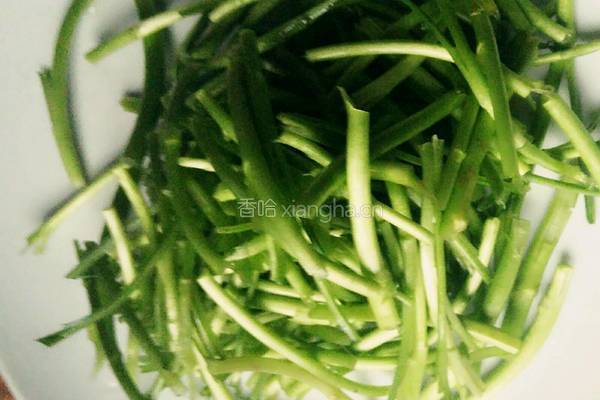 茼蒿杆炒香干的做法图解2