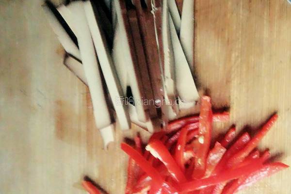 茼蒿杆炒香干的做法图解3