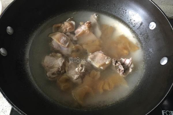 花胶虫草炖鸡汤的做法图解2