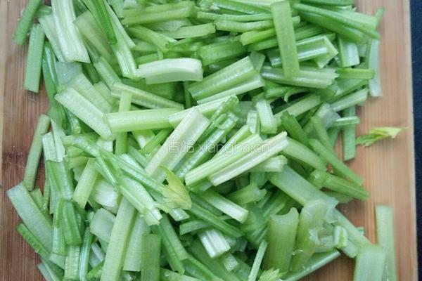 芹菜肉丝的做法图解2