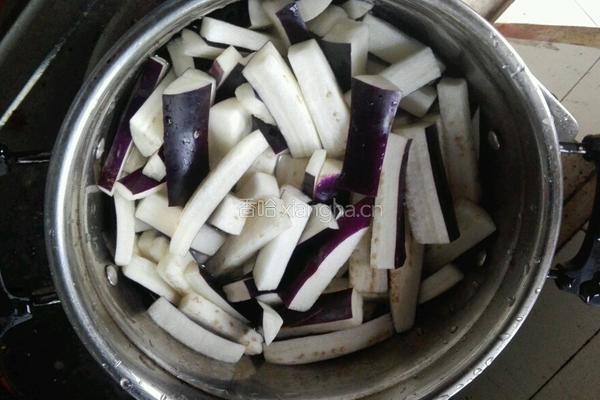 咸鱼茄子煲的做法图解1