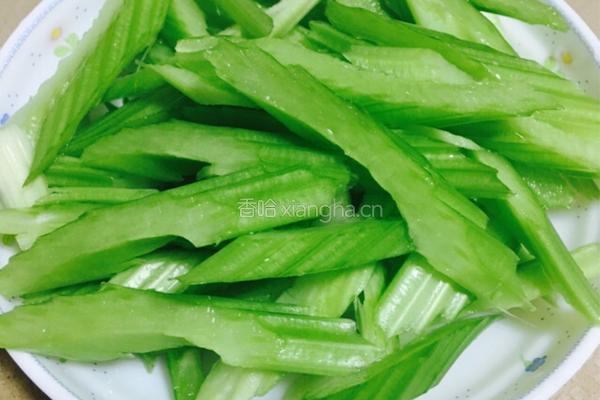 西芹炒千张的做法图解3