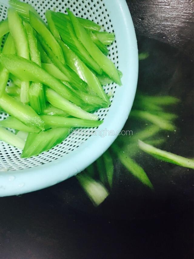 待水再次沸腾捞起西芹。