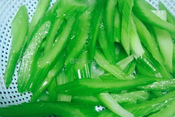 西芹炒千张的做法图解7