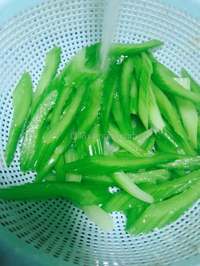 西芹过冷水，降温。