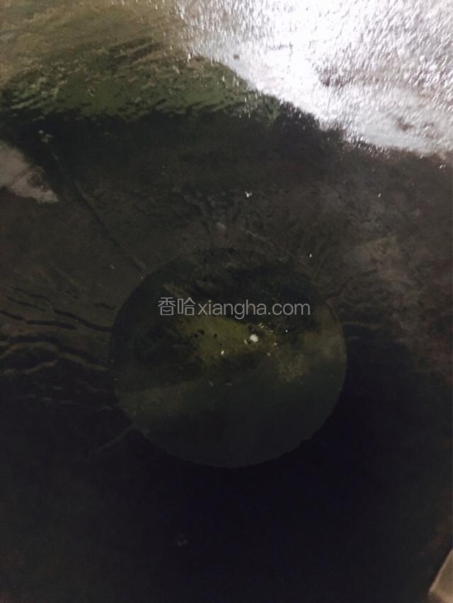 冷锅冷油烧至八成热。