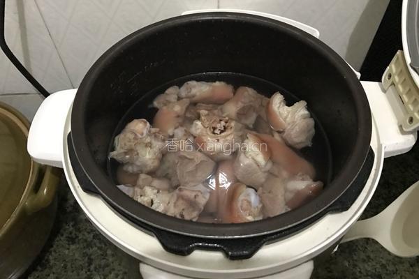 冬菇焖猪手的做法图解2