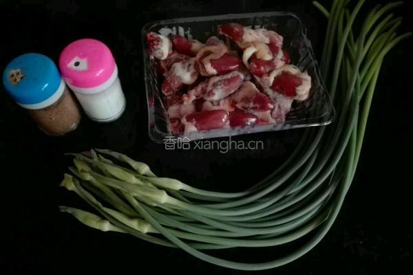 蒜苔炒鸡心的做法图解1