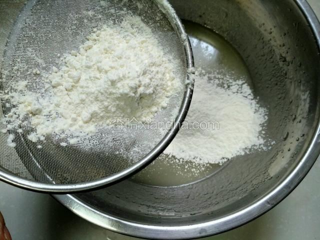 蛋清蛋黄分离，盆里称入油和牛奶手抽打匀，再入低粉z字型混匀，加入蛋黄抽打均匀