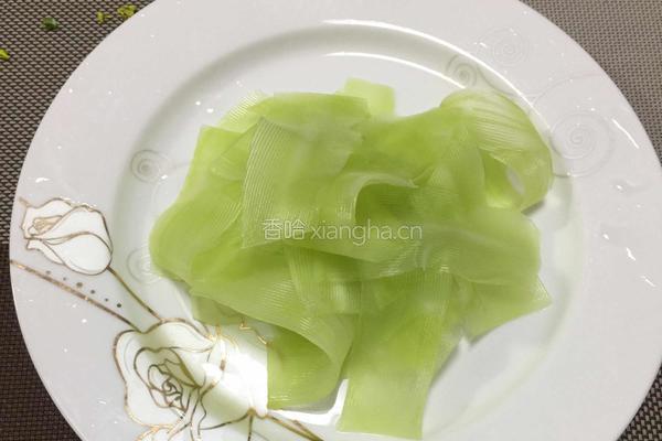凉拌莴笋的做法图解1