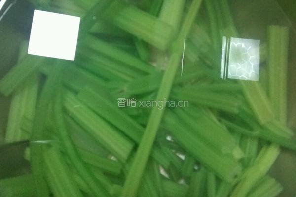 凉拌木耳芹菜的做法图解2