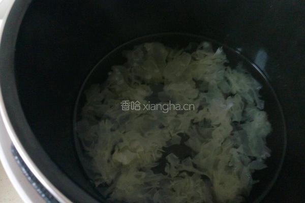 菠萝银耳枸杞汤的做法图解7